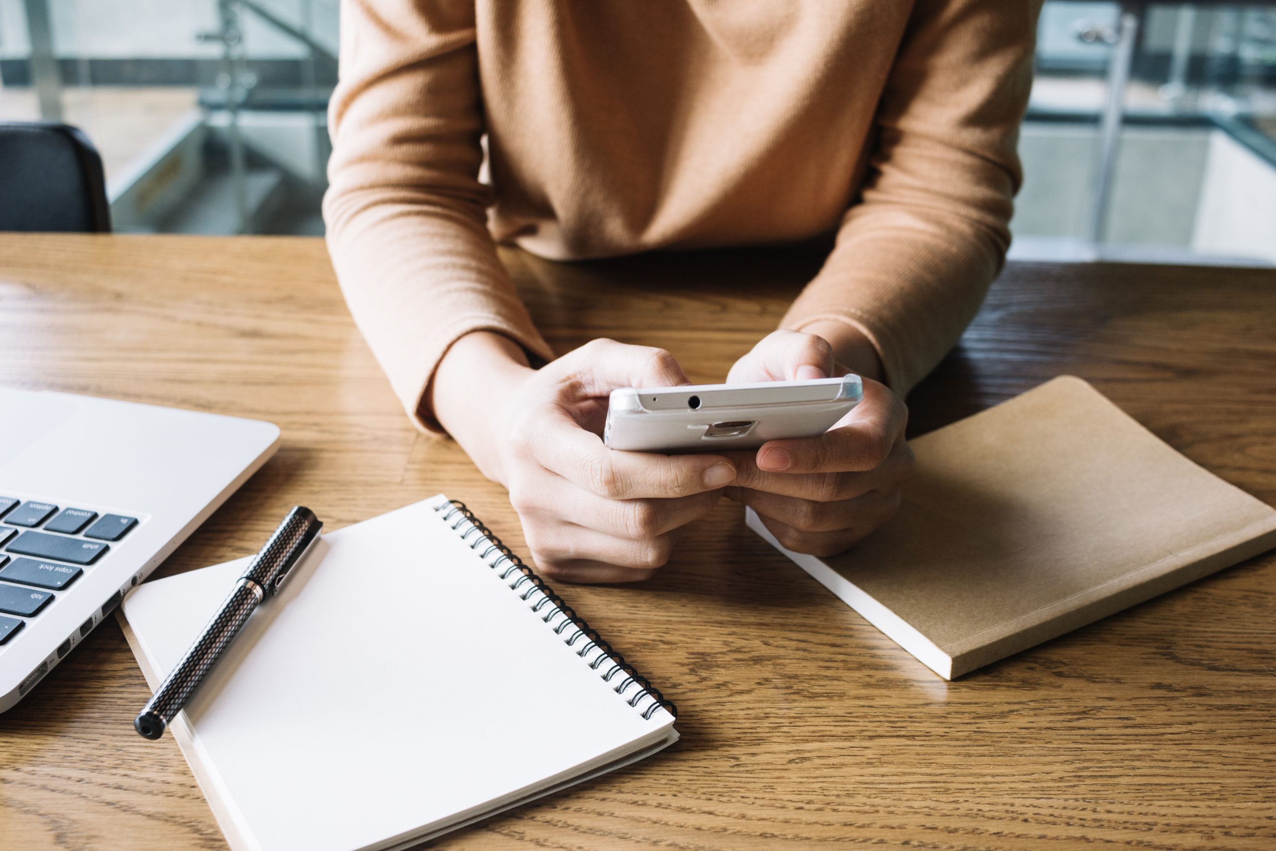 Copiar texto no Instagram pode parecer um desafio, principalmente porque a plataforma não oferece uma opção direta para isso.